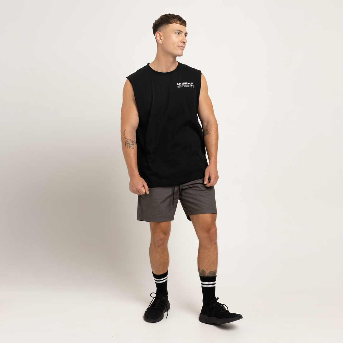 MENS ESSENTIAL SHORT CHARCOAL